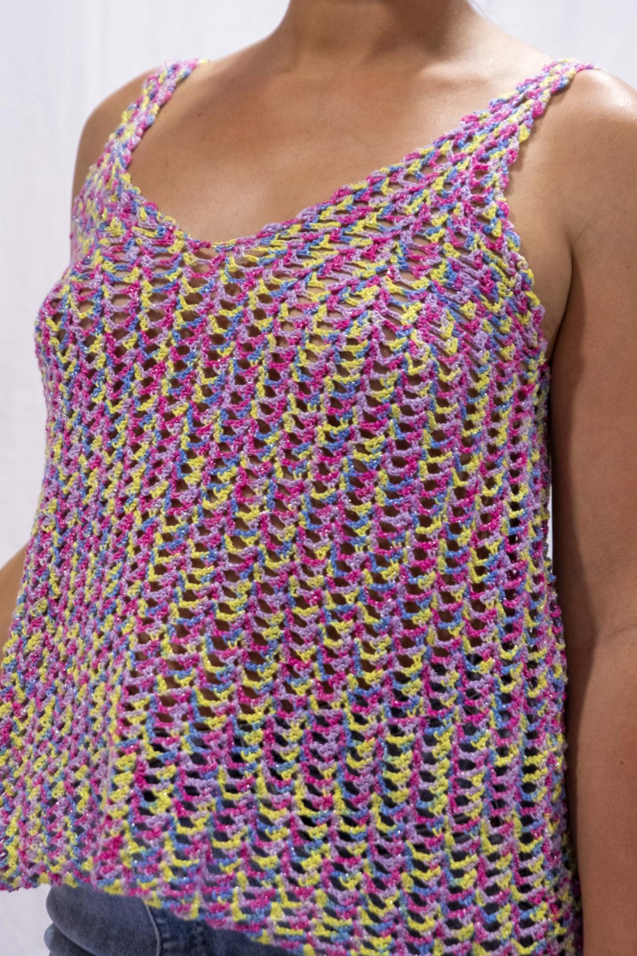 Top Aurora multicolore au crochet, photographié pour la boutique Melle Tricote